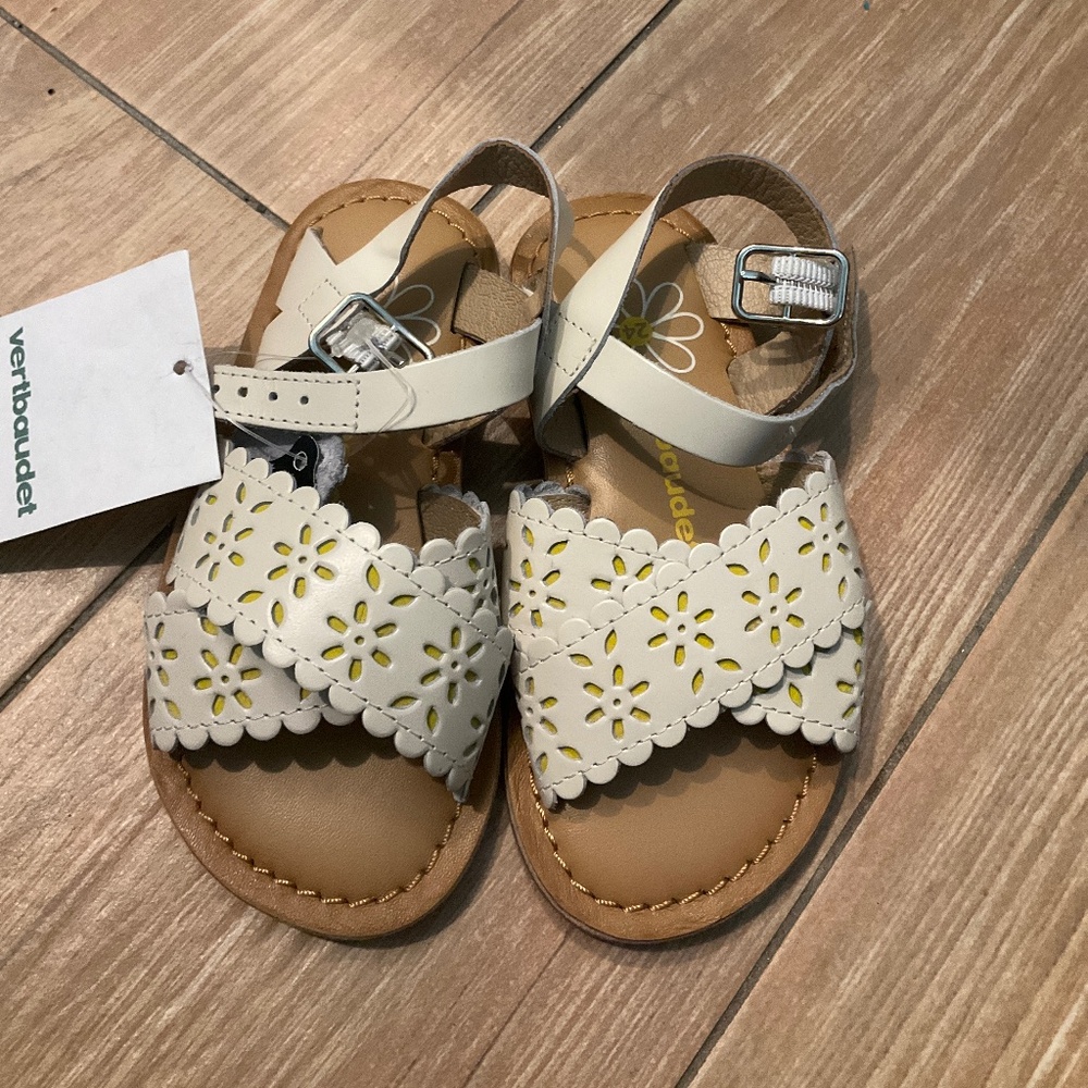 White leather scalloped sandal cross cross size 24